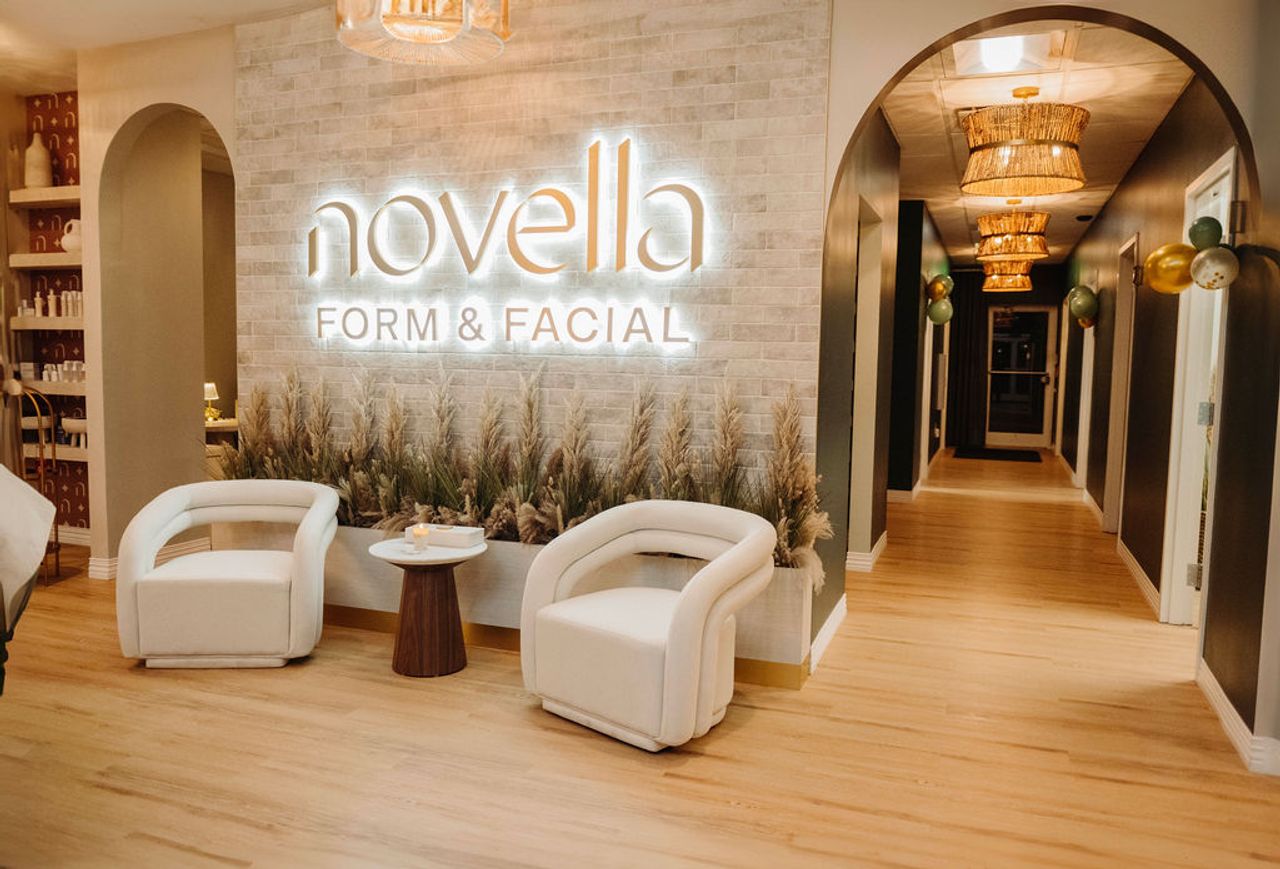 novella-lobby woman salon having therapy